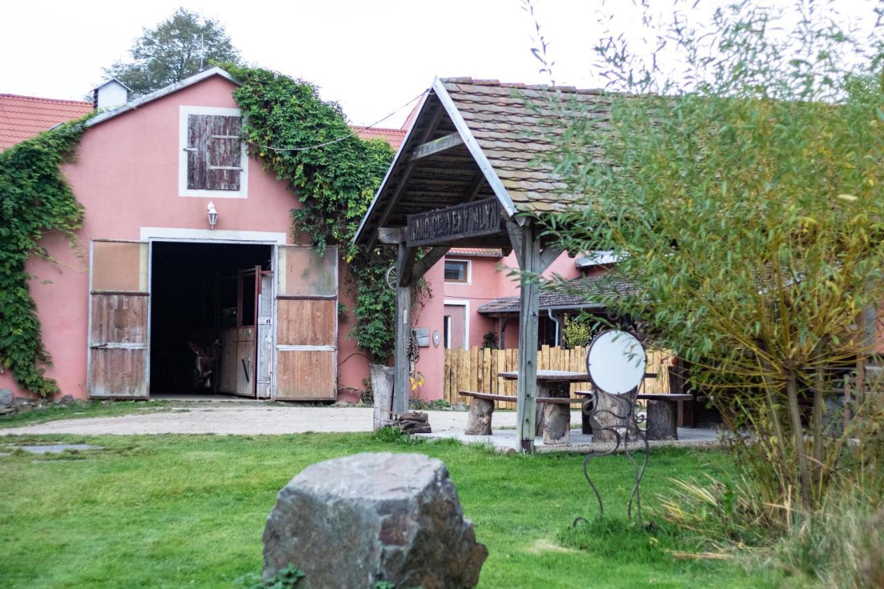 Ranc Cerveny Mlyn Villa Lisov  Luaran gambar
